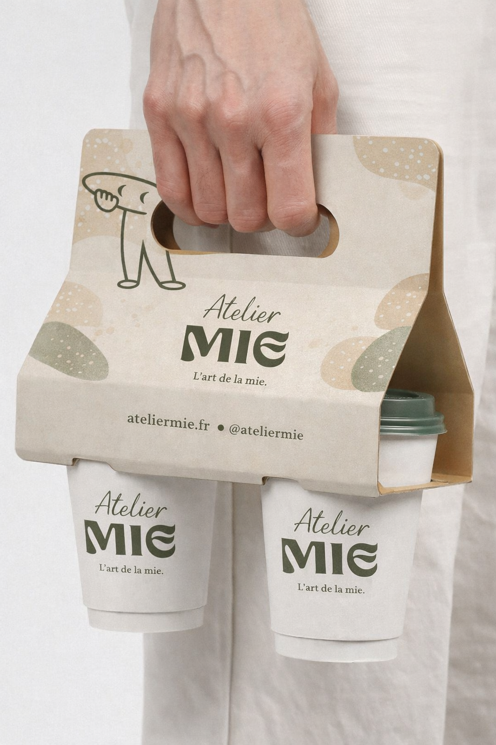 Mockup porte gobelet Atelier MIE, branding hospitality et boulangerie