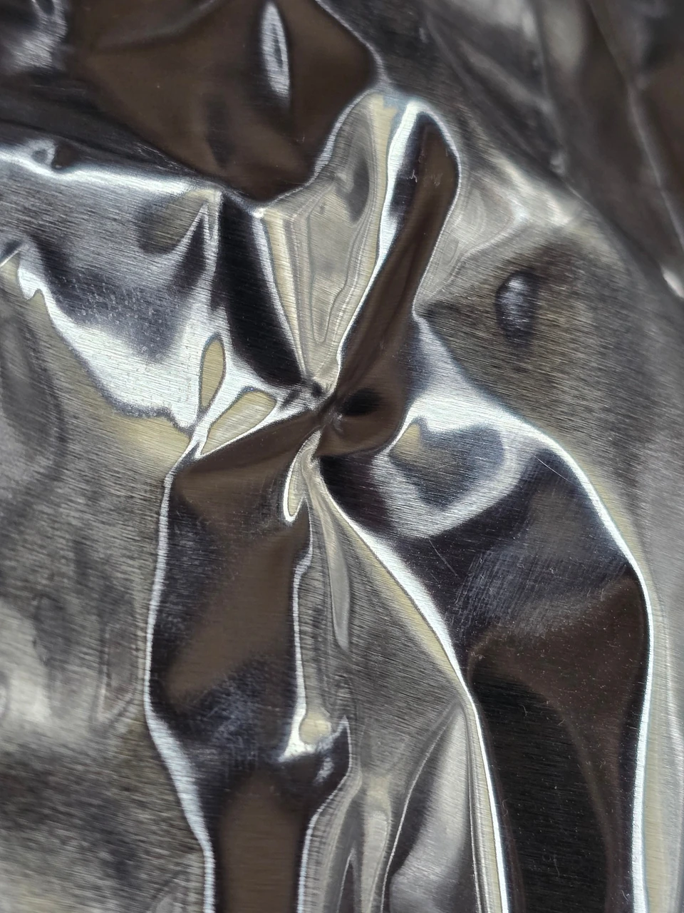 Surface chromée aux reflets organiques, inspiration de matière et de lumière