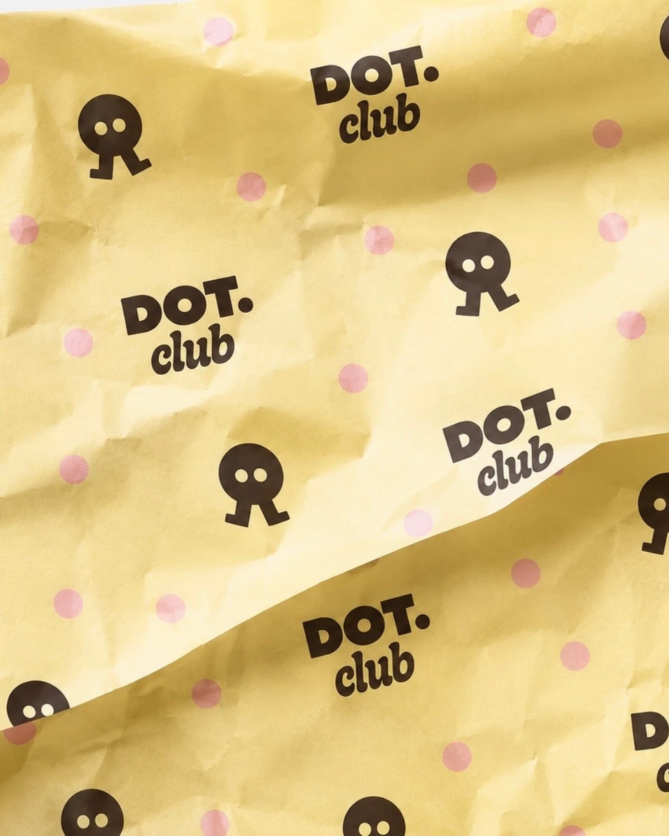 Papier d’emballage DOT.club, packaging branding rétro et premium